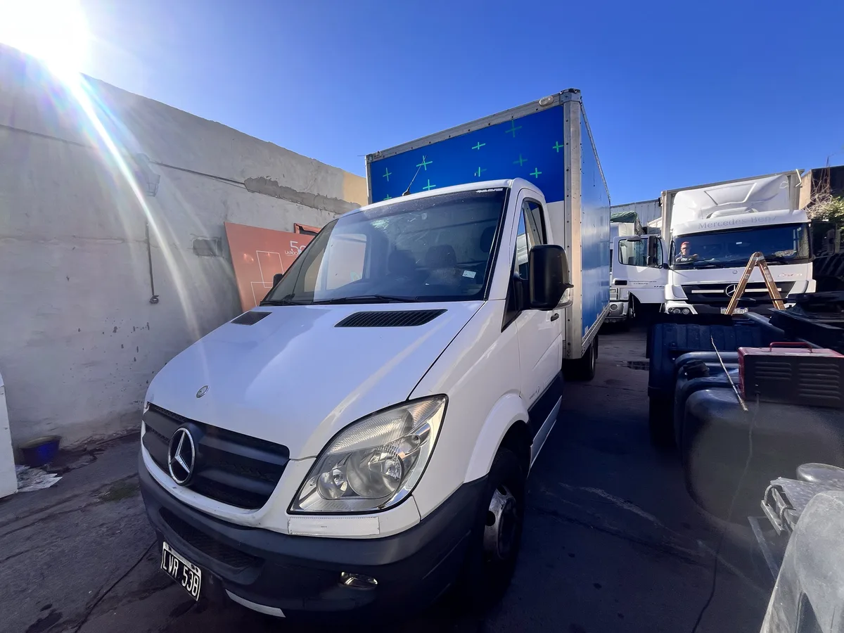 Utilitario y camiones de la flota de Mudandome listos en la base