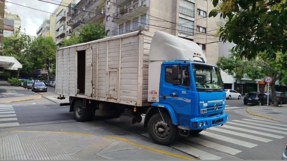 Camión de mudanzas maniobrando en una esquina de la ciudad de Buenos Aires