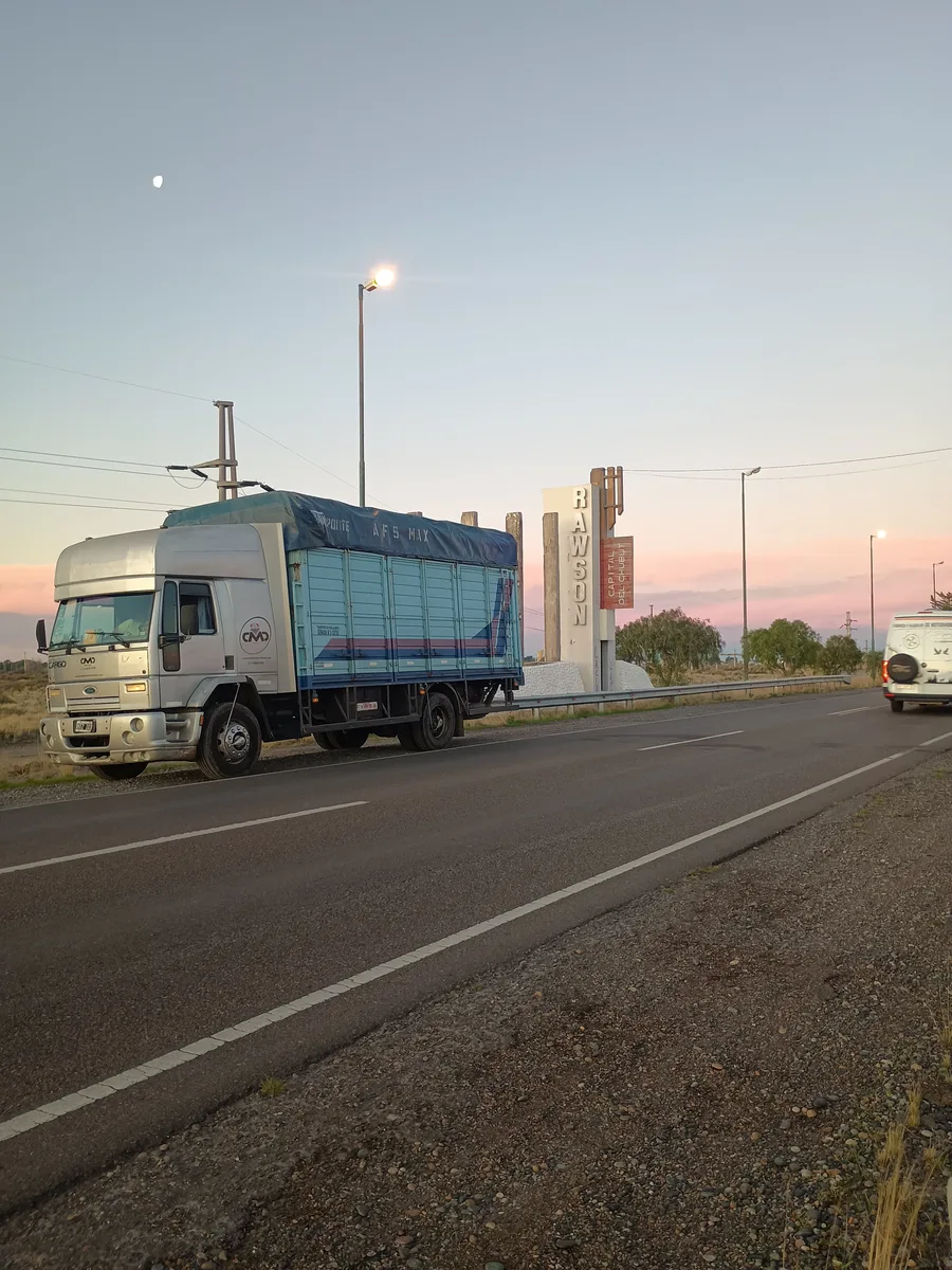 Camión de mudanzas llegando a Rawson, Chubut, durante una mudanza a la Patagonia